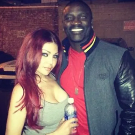 بعد Casper Smart هيفا وهبي تحتضن Akon