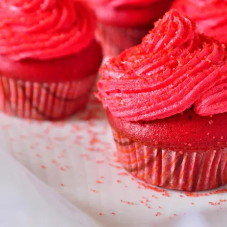 "كب كيك" بالكريما الحمراء من منال العالم