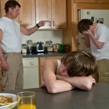 كيف تتصرف إذا شاهد ابنك مشهدًا محرجًا؟