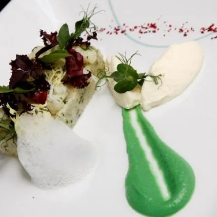 سلطة القرنبيط مع البازيلاء والكريما