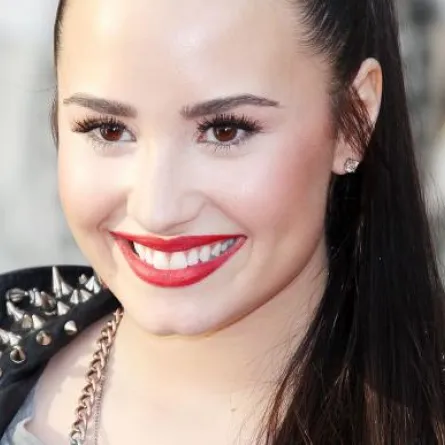 ديمي لوفاتو تكتشف أن لديها .. أخت غير شقيقة