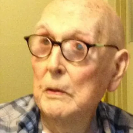 معمر في عامه الـ 106 يتخرّج من المدرسة