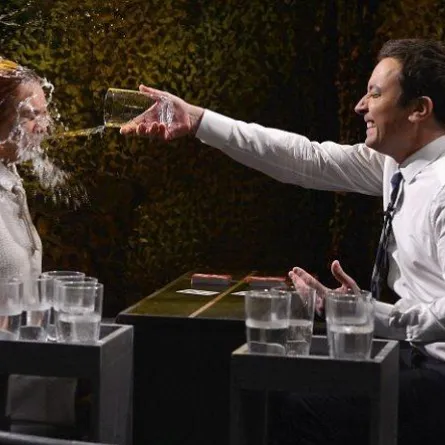 بالصور: إعلاميّ يقذف ليندساي لوهان بالماء على وجهها