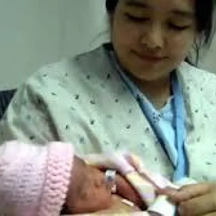 امرأة تذهب إلى المستشفى بسبب آلام الظهر فتنجب طفلة  لم تكن تعلم بها