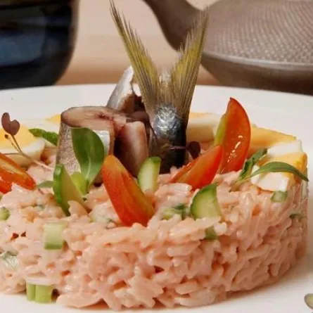 سلطة الأرز مع الانشوا والبيض