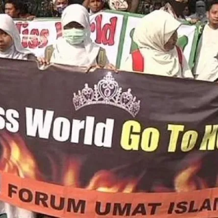 العباءة بدلاً من البكيني في مسابقة ملكة جمال العالم في إندونيسيا