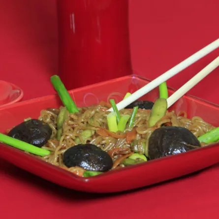 الخضر "تشاو مين" مع "النودلز"