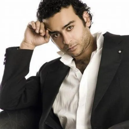 حبس أحمد عزمي لحيازته مخدرات