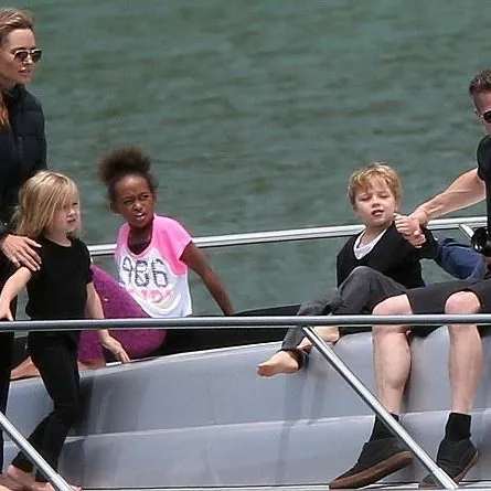بالصور: Brad وAngelina يمضيان يوماً عائلياً على يخت