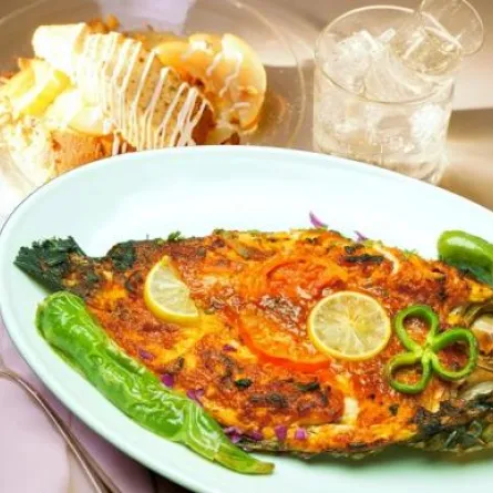 قدّمي السمك المتبّل مع أرز الصيّادية