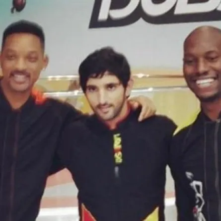 "ويل سميث" و"تيريس جيبسون" يقفزان بالمظلات مع ولي عهد دبي