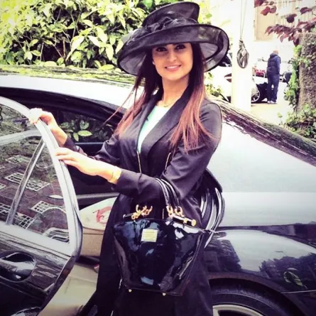 العريفي يهدي علا الفارس ومغردو تويتر ينتقدونه