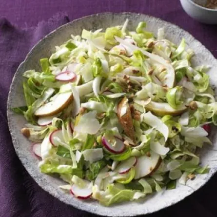 أعدّي من الملفوف سلطة مفيدة لحميتكِ