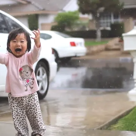 فرحة هستيرية لطفلة ترى المطر للمرة الأولى
