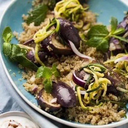 سلطة الكينوا مع الكوسى والباذنجان