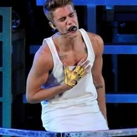  جاستن بيبر يسقط عن المسرح 