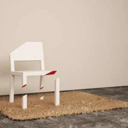 كرسي "مكسور" الأرجل يصلح للجلوس!