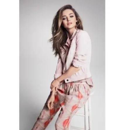 شاهدي صور ميراندا كير في حملة Mango الصيفية