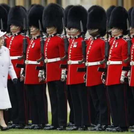 حراس ملكة بريطانيا مصابون بـ"الجرب"