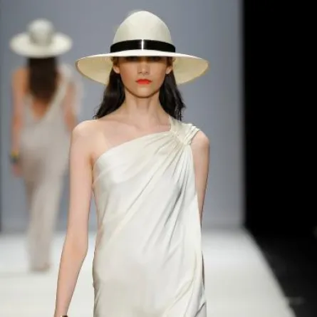 القبعات تزيّن اطلالتك هذا الصيف