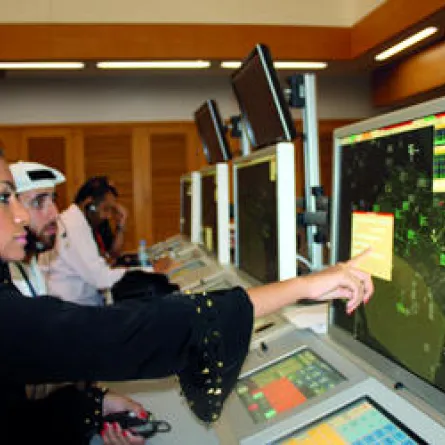 12 إماراتية يحصلن على رخصة طيار