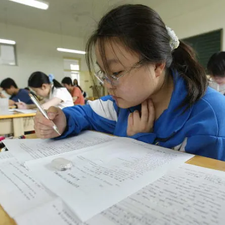 التخلي عن حمالات الصدر لمنع الغش في الامتحانات