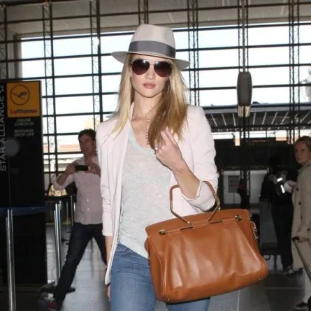 قبل السفر: أزياء النجمات في المطار