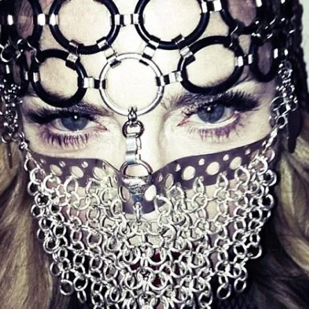 Madonna بالخمار وتقول: إن شاء الله