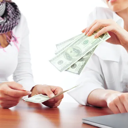 الاقتراض الشخصيّ يقرب الأصدقاء.. أم يفرقهم؟!