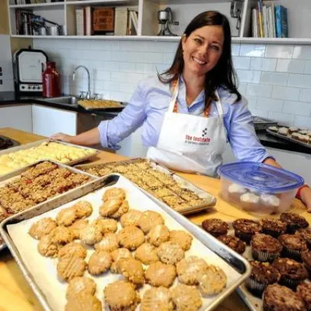 بعد وفاة ابنها باعت حلوى بالملايين دعماً لأبحاث السرطان