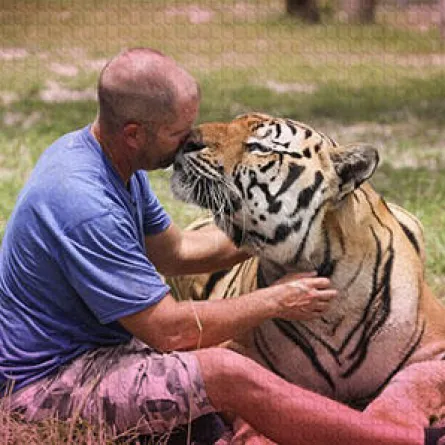 ضرير يعيش حياته بين الحيوانات المفترسة!