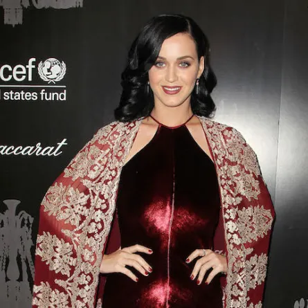 كاتي بيري ذات الرداء الأحمر