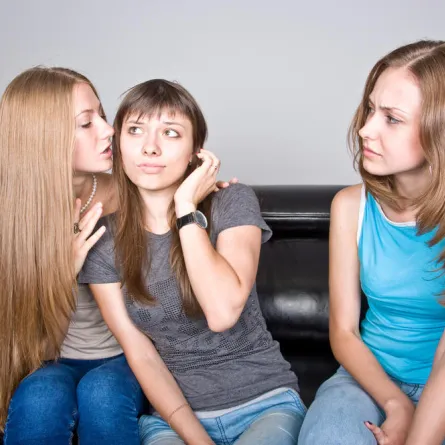 صديقة ثالثة على الخط .. كيف تتصرفين؟