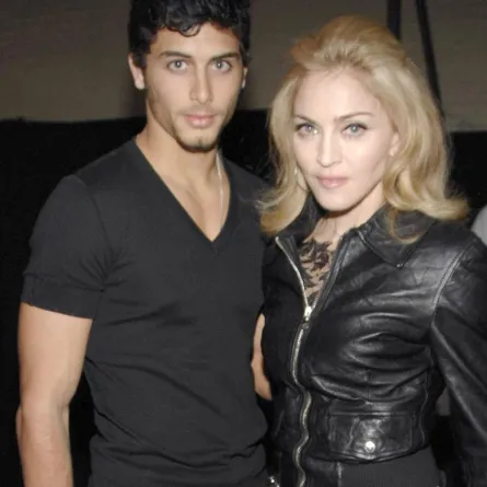 Madonna تخلت عن حبيبها الجزائري من أجل عشريني آخر