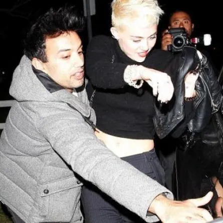 مايلي سايروس بدون خاتم خطوبة