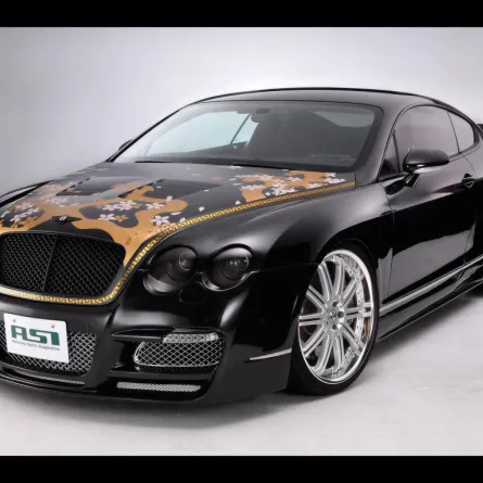 سيدة تطلب سيارة بلون طلاء أظافرها