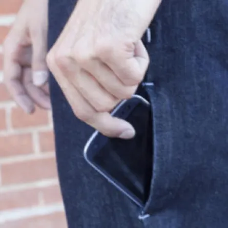 "جينز" خاص لوضع الهواتف الذكية