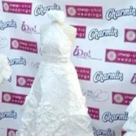 ألبانية تفوز بتصميم فستان زفاف من المناديل!