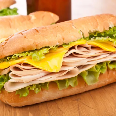 ساندويش الحبش مع الخسّ