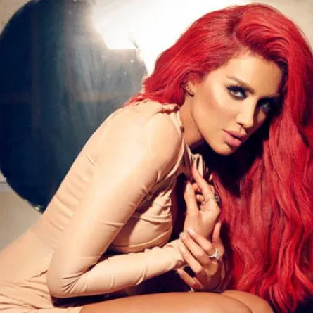 الفنانات المصريّات والعربيّات يتنافسن على الشعر الأحمر