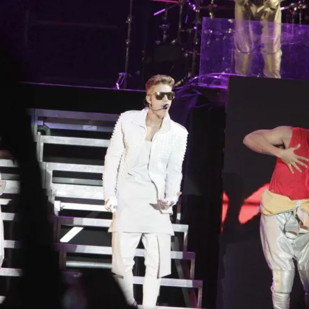 بالصور: Justin Bieber مغرم بشبيهة Selena Gomez