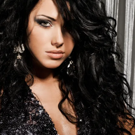 أيّ مكياج يليق بشعرك الأسود؟