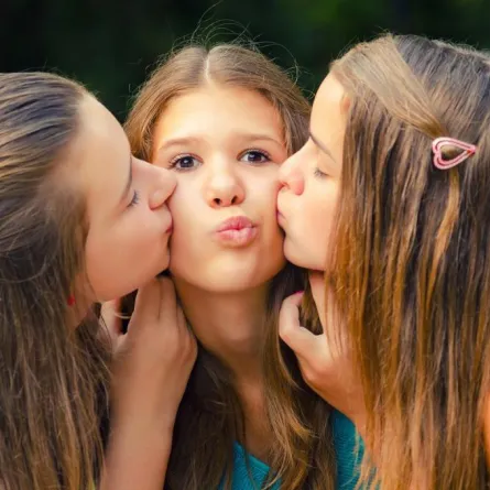 5 طرق لرفض القبلة بلياقة...