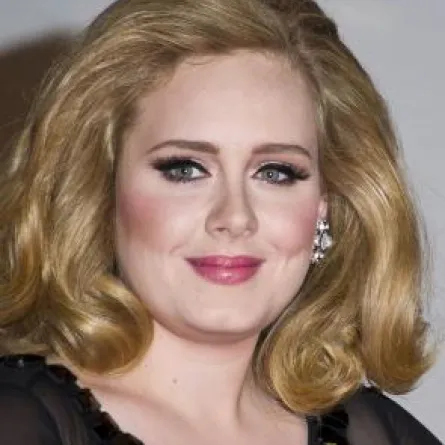 أديل في حفلة توزيع جوائز "غولدن غلوب" بعد غياب