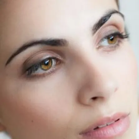 العيون البنية تمنح الثقة