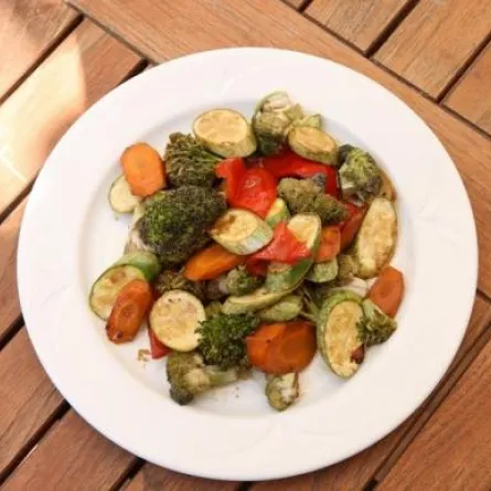 سلطة مشكّلة من الجزر والكوسى والبروكولي