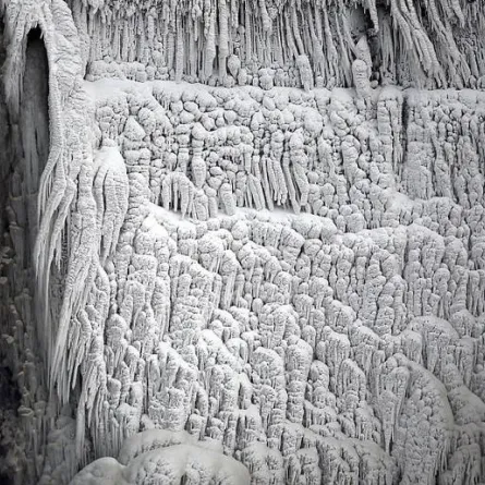 بالصور: شلالات "نياغرا" تتجمد