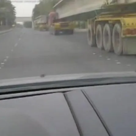 بالفيديو: سعودي مغامر يمرّ تحت شاحنات