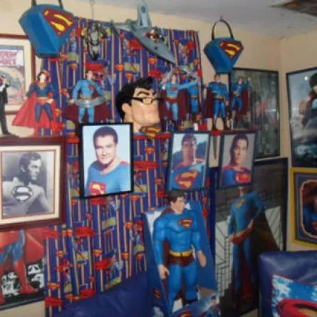 شاب يخضع لعمليات تجميل ليتحول لشبيه سوبر مان