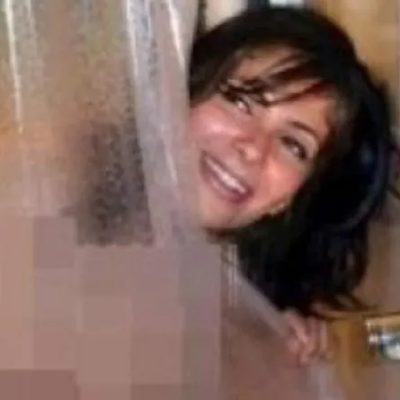 من يقف وراء فضيحة منى زكي في الحمام؟